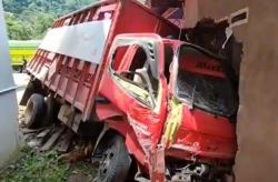Truk Angkut Elpiji Tabrak Minibus dan Rumah di Maros, 6 Luka-Luka<