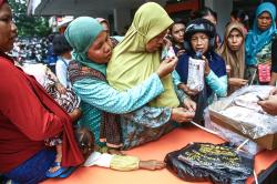 Warga Palembang Berdatangan ke Operasi Pasar Pangan Murah