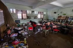 Perlengkapan SDN Jatirasa V Bekasi Berhamburan Diterjang Banjir