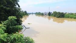 Jembatan Cicangor Karawang Ambles Digerus Banjir, Ratusan Warga Terisolasi<