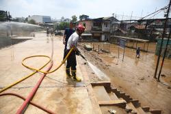 Potret Damkar Bantu Warga Rawajati Bersihkan Lumpur Pasca Banjir