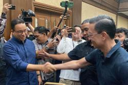 Momen Pertemuan Dua Sahabat Anies dan Tom Lembong di Sidang Korupsi Impor Gula