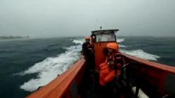 Sampan Pecah Dihantam Gelombang di Mentawai, 3 Nelayan Hilang<