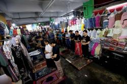 Sholat Jumat di Tengah Barang Dagangan Pasar Tanah Abang Jakarta