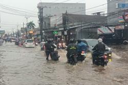 Hujan Deras, Jalan di Mampang Depok Tergenang Banjir
