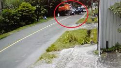 Detik-Detik Grand Livina Tabrakan dengan Truk di Ngawi Terekam CCTV<