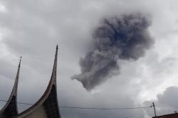 Penampakan Letusan Gunung Marapi di Sumbar, Muntahkan Kolom Abu Vulkanis<