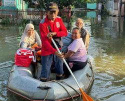 Banjir Paksa 486 Jiwa di Dayeuhkolot Bandung Mengungsi, Kemensos Kirim Bantuan<