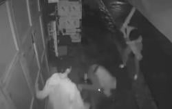 Viral Pemuda Terkapar Dikeroyok 4 Pria di Babakan Ciparay Bandung<