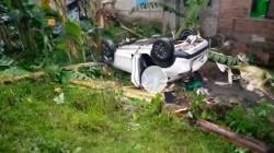 Mobil Terpental Ditabrak Kereta Api di Blitar, 1 Orang Tewas 1 Luka Parah<