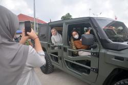 Antusiasme Warga Semarang Ngabuburit Naik Maung MV3 Pindad