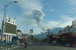 Gunung Marapi Erupsi, Wilayah Agam Diguyur Hujan Abu Vulkanis<