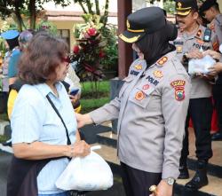 Mapolres Salatiga Diserbu Ratusan Emak-Emak, Rela Antre Demi Paket Tebus Murah<