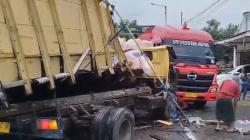 Detik-Detik Kecelakaan Beruntun 3 Truk dan Motor di Jember Terekam CCTV<