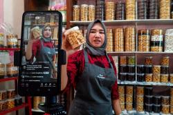 Melihat Produksi Kue Kering hingga Dijual Live di Media Sosial