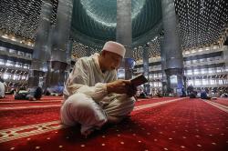 Menunggu Waktu Berbuka Puasa Sambil Iktikaf di Masjid Istiqlal 