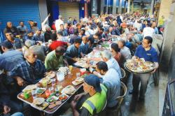 Adakah Tradisi Buka Bersama di Dunia selain Indonesia? Mesir Punya Meja Panjang untuk Bukber di Jalan