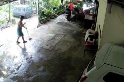 Terekam CCTV, Ibu-Ibu di Manado Nyaris Tertimbun Longsor dalam Rumah<