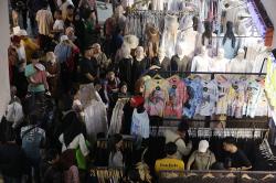 Suasana Pasar Tanah Abang Dipadati Ribuan Pengunjung Belanja Baju Lebaran