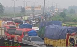 H-8 Lebaran, Antrean Panjang Kendaraan Pemudik Terjadi di Gerbang Tol Pejagan<