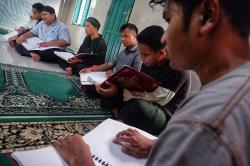 Potret Penyandang Disabilitas Membaca Alquran Huruf Braille