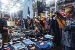 Memilih Baju Lebaran di Pasar Malam Masjid Al Markaz Al Islami Makassar