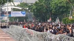 Demo Tolak Revisi UU TNI di Surabaya Ricuh, Massa Lempar Molotov dan Batu ke Polisi<