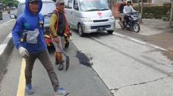 Kondisi Terkini Jalur Mudik di Pantura Cirebon, Pekerja Sibuk Tambal Jalan Berlubang<