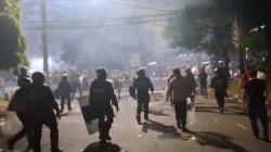 Demo Tolak Revisi UU TNI di Karawang Ricuh, Polisi Lontarkan Gas Air Mata<