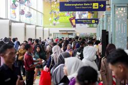 Suasana Stasiun Pasar Senen Dipadati Pemudik H-5 Jelang Idul Fitri 1446 H