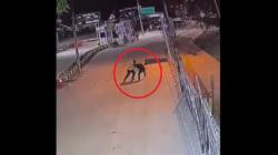 Satpam Pelabuhan Tanjung Kalian Mentok Ditusuk OTK Terekam CCTV, Sempat Duel dengan Pelaku<