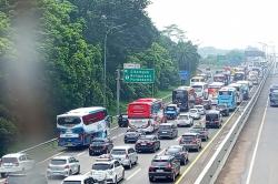 Mudik Lebaran 2025, Antrean Kendaraan Mengular di GT Cikatama hingga KM 72 Cipali