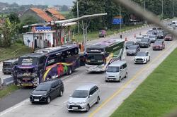 Tol Cipali Padat Merayap, Banyak Kendaraan Berhenti di Bahu Jalan