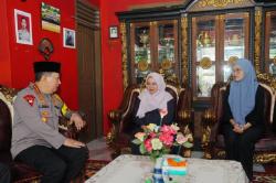 Momen Hangat Kapolri Kunjungi Keluarga Kapolsek AKP Lusiyanto, Ungkap Dukacita Mendalam<