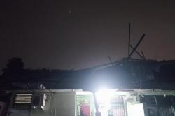 Angin Puting Beliung Terjang Padang, Atap 18 Rumah di Asrama TNI Beterbangan<