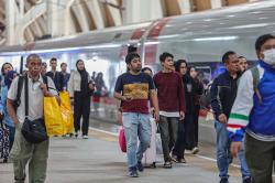 Airlangga: Banyak Turis Malaysia Manfaatkan Whoosh untuk Belanja di Bandung