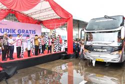 Menhub Dudy Purwagandhi Lepas Keberangkatan Mudik Gratis Kemenhub
