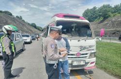 Kecelakaan Minibus Travel di Km 183 Tol Cipali, 2 Penumpang Dievakuasi ke RS<