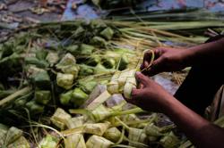 Penjualan Kulit Ketupat Jelang Idul Fitri 1446 H