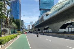 Pemandangan Jakarta H-1 Lebaran: Jalanan Lebih Sepi, Langit Biru Cerah