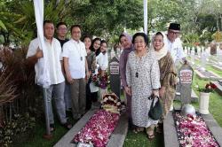 Potret Megawati Ziarah ke Makam Taufiq Kiemas dan Fatmawati Jelang Lebaran