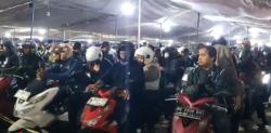 Diguyur Hujan Deras, Ribuan Pemudik Motor Menumpuk di Pelabuhan Ciwandan Banten<