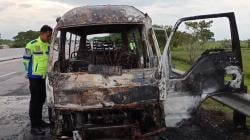 Isuzu Elf Bawa Pemudik Terbakar di Tol Ngawi-Kertosono, Hangus Tersisa Kerangka<