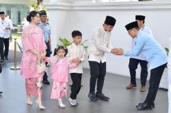 Potret Kompak Keluarga Wapres Gibran Berbusana Serasi saat Open House di Istana