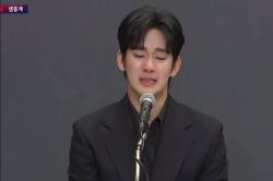 Sambil Menangis, Kim Soo Hyun Bantah Pacari Kim Sae Ron saat Usianya 15 Tahun 