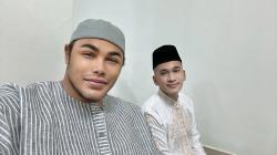 Ruben Onsu Sholat Ied Perdana Ditemani Ivan Gunawan