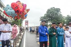 Potret Ribuan Umat Muslim Palembang Salat Idulfitri di Jembatan Ampera