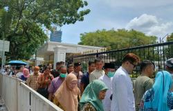 Antusiasme Warga Rela Antre Panjang Demi Bisa Bersalaman dengan Presiden Prabowo