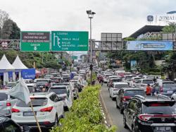 Volume Kendaraan Meningkat di Jalur Wisata Puncak, One Way Diberlakukan