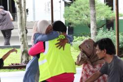 Haru! Napi Lapas Cikarang Menangis hingga Peluk Keluarga saat Kunjungan Lebaran
